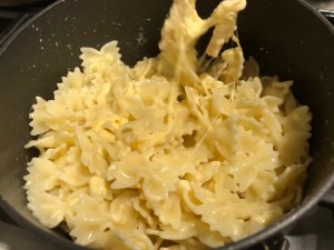 A pan of mac and cheese.