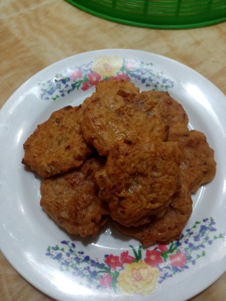 A plate of tuna and ham patties.