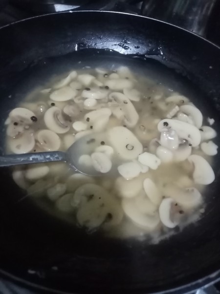 The completed mushroom pepper gravy.