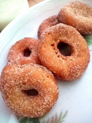 A plate of cinnamon sugar doughnuts.