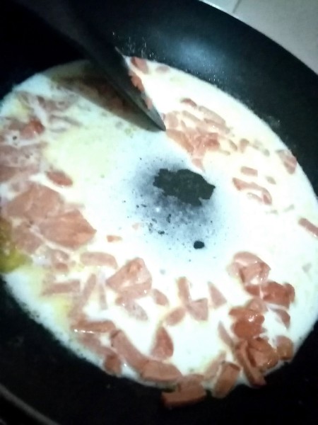 Making a milk sauce with additional sausage pieces.