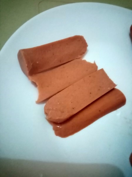 Cutting sausages in pieces.