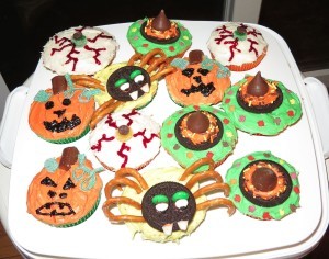 A plate of creepy Halloween decorated cupcakes.