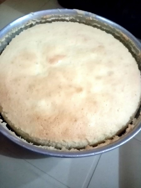 The baked sponge cake.