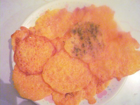 A plate of keto crackers.