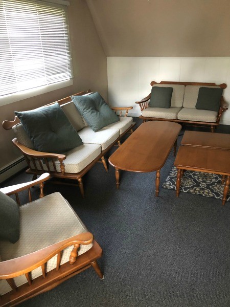 A view of the entire living room set.