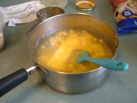 Melting butter in a saucepan with the broth.