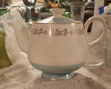 Value of a Homer Laughlin Teapot? - white teapot with gold trim