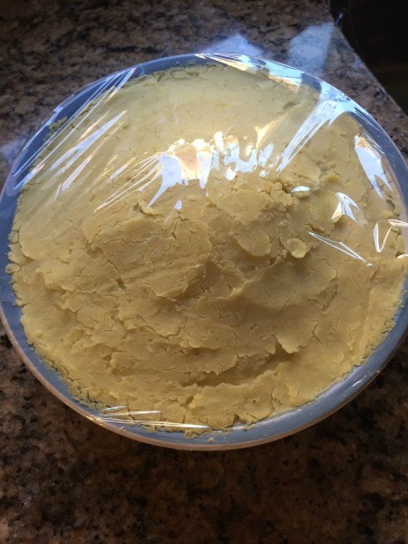 Covering the mung bean mixture with plastic wrap.