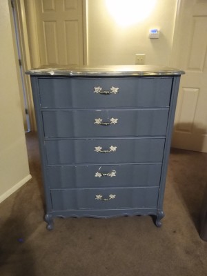 A dresser with 5 drawers.