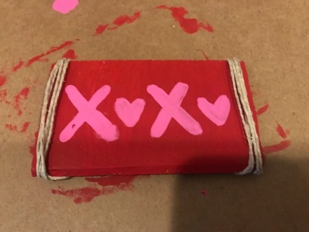 Cute Mini XOXO Wood Sign - ends of sign wrapped with twine