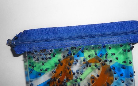 Attaching the zipper.