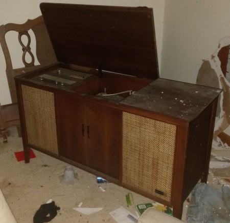 A vintage Zenith stereo.