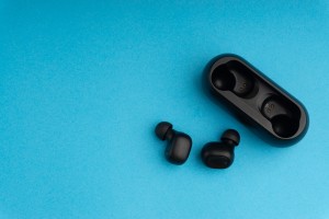 A set of wireless earbuds.