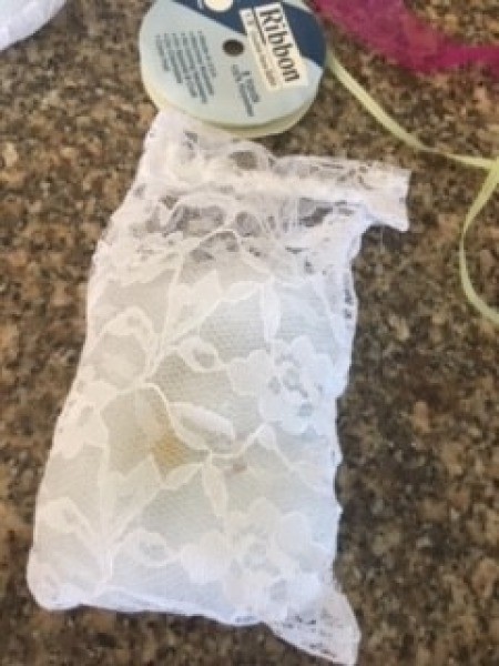 Closing the sachet with ribbon.