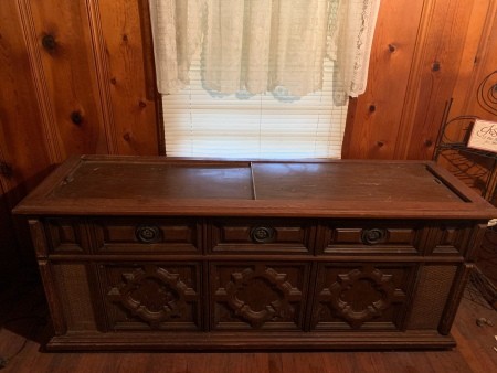 How much is a magnavox stereo console worth 