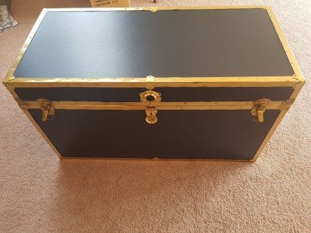 Can anybody help me identify the manufacturer of this old steamer trunk? I  can't seem to find any stamp or label for a brand or name. : r/vintage