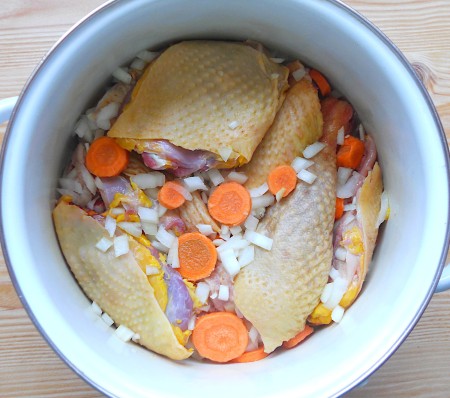Placing the chicken and vegetables in a bowl.