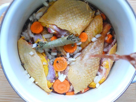 Adding the bouquet garni and marinade in the bowl.