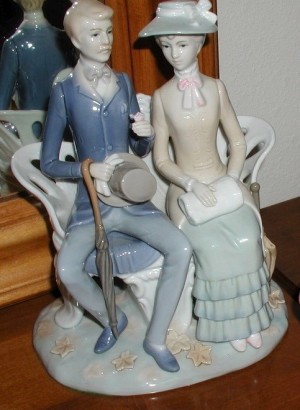 A figurine of a couple in old fashioned dress.