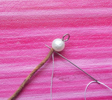 Continuing to string the pearls alternated with the leather.