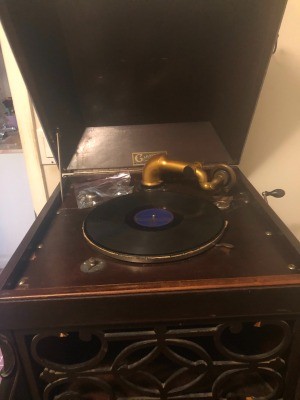An open old Carsonola crank phonograph.