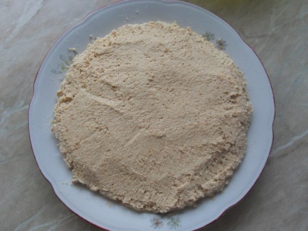 Forming the cake on a plate.