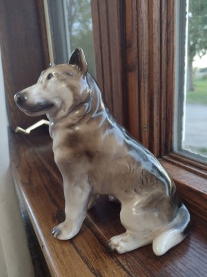 A figurine of a dog.