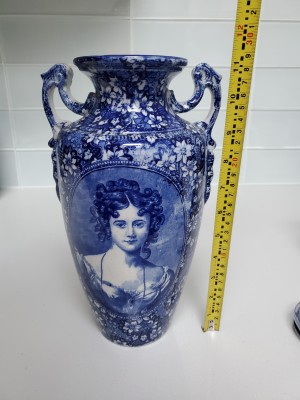 Measuring the vase at about 11 inches.
