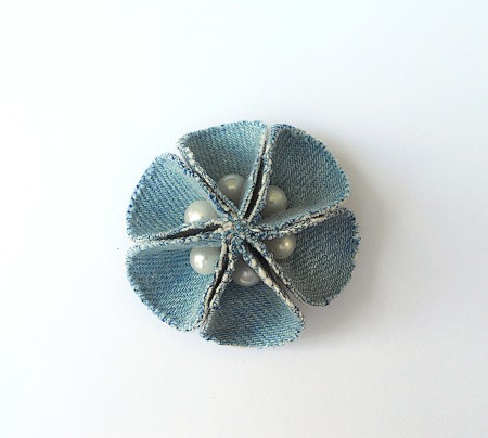 The completed beaded flower brooch.