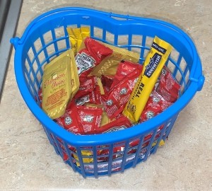 A basket of fast food condiment packets.