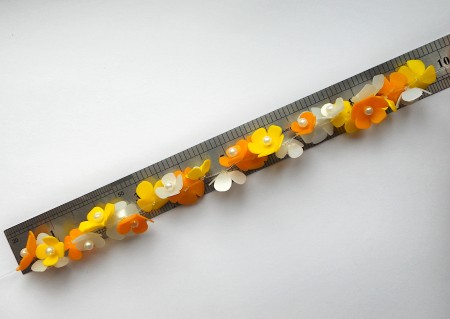 Measuring the band of plastic flowers.