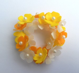 A Flower Bracelet from Plastic Cosmetic Containers