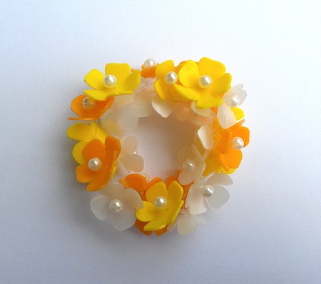 A Flower Bracelet from Plastic Cosmetic Containers