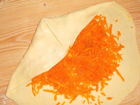 Folding the placinte.