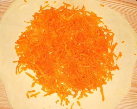 Adding fillings to the placinte.