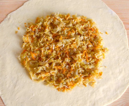 Adding fillings to the placinte.