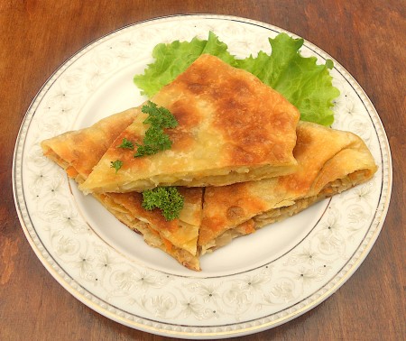 A plate of Moldovan Placinte.