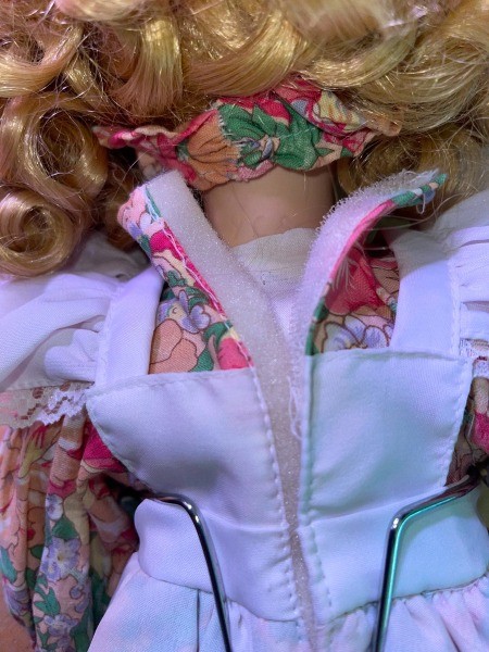 The marking on the back of a doll's neck.