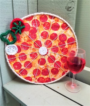 The completed pizza wall hanging.
