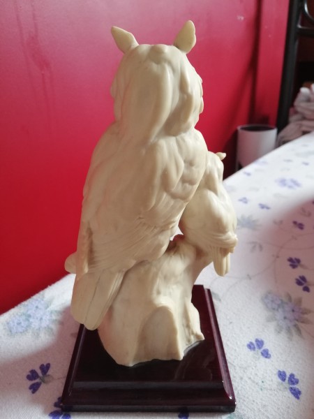 The back of an owl sculpture.