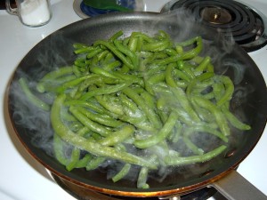 A frying pan of green beans.