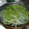 A frying pan of green beans.