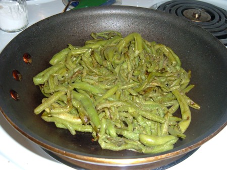 A frying pan of green beans.