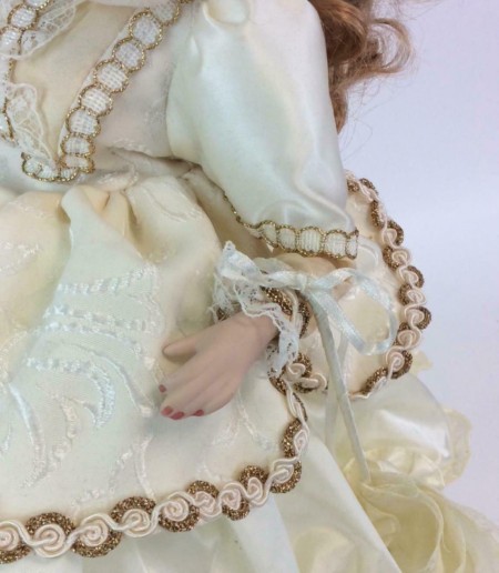 A close up of the doll's hands.