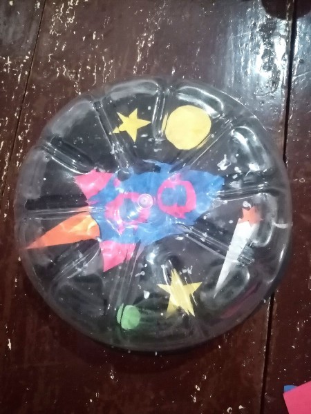 Glueing the bottle bottom to the circle.