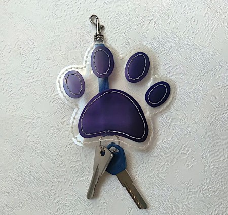 The finished paw print key case.