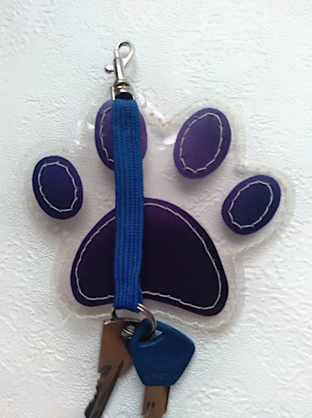 The finished paw print key case.