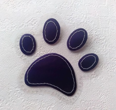 The sewn paw print.