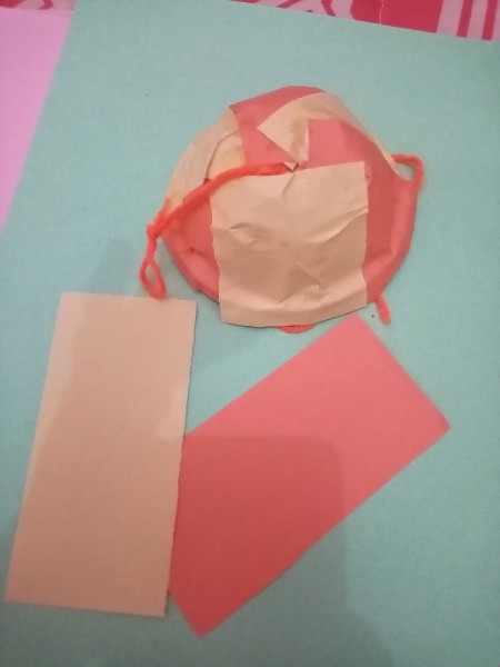 Covering the dome lid with tissue paper.